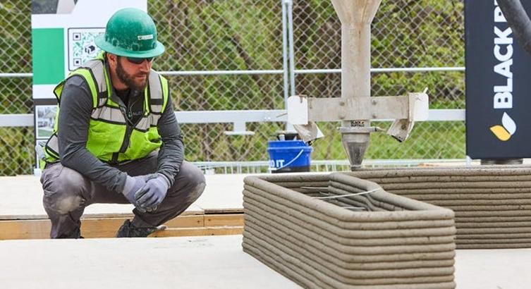 Téglapakolás helyett 3D nyomtatókra bízzák 200 betonház felépítését