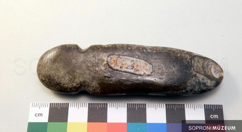 Kis híján 10 centis, kitűnő állapotú műfalloszra bukkantak a Soproni Múzeum raktárában