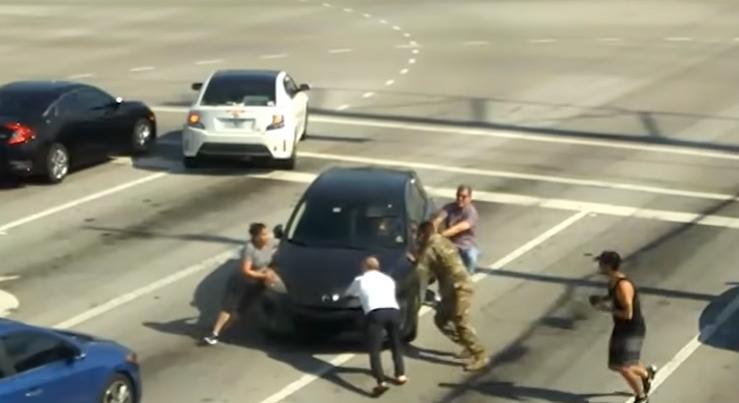 VIDEÓ: Rosszul lett egy nő a volán mögött – Példaértékű összefogással állították meg a tehetetlenül guruló autót