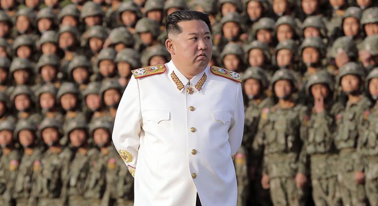 Mindenkit hadba szólított Kim Dzsongun