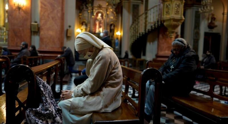 Testi, lelki és gazdasági erőszakkal vádolják a helyi katolikus érseket a karmelita apácák Argentínában