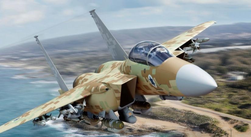 Kigyulladt egy izraeli F-15-ös, a pilóták az utolsó pillanatban ugrottak ki