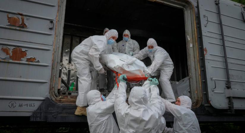 Az orosz katonák holttestei Kijev közelében egy hűtővonatban várakoznak a hazaszállításra