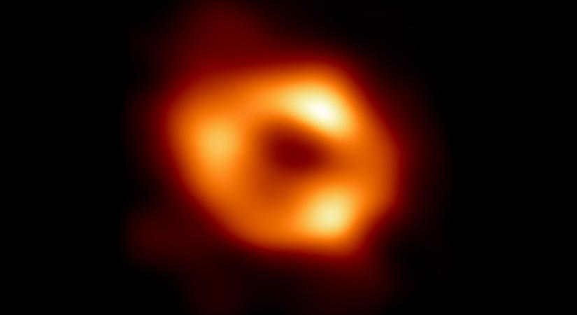 Itt az első kép a Tejútrendszer közepén sötétlő fekete lyukról