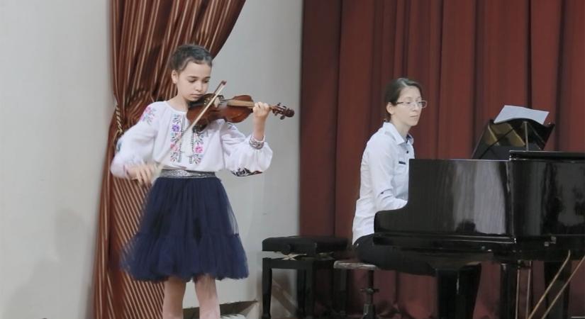 Az Ungvári Csajkovszkij Zeneiskola tanulói jótékonysági hangversenye (videó)