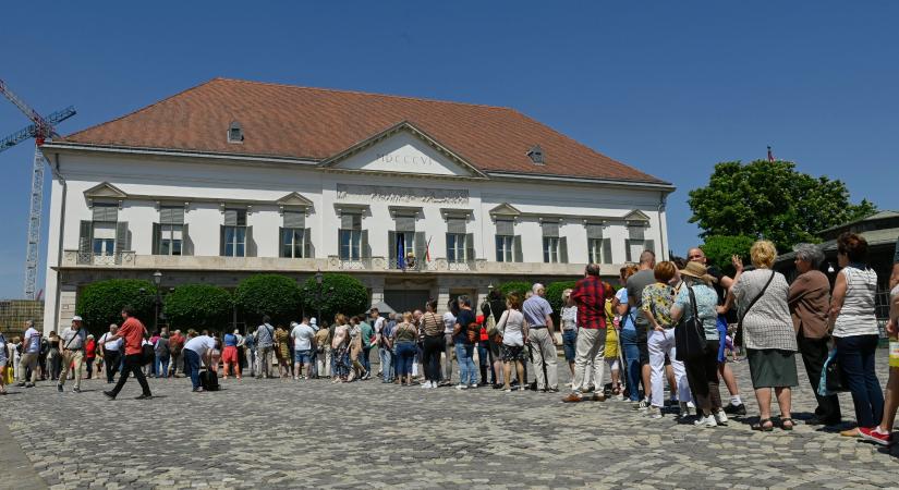 Kígyózó sorok: megnyílt a Sándor-palota a nagyközönség előtt – Fotók