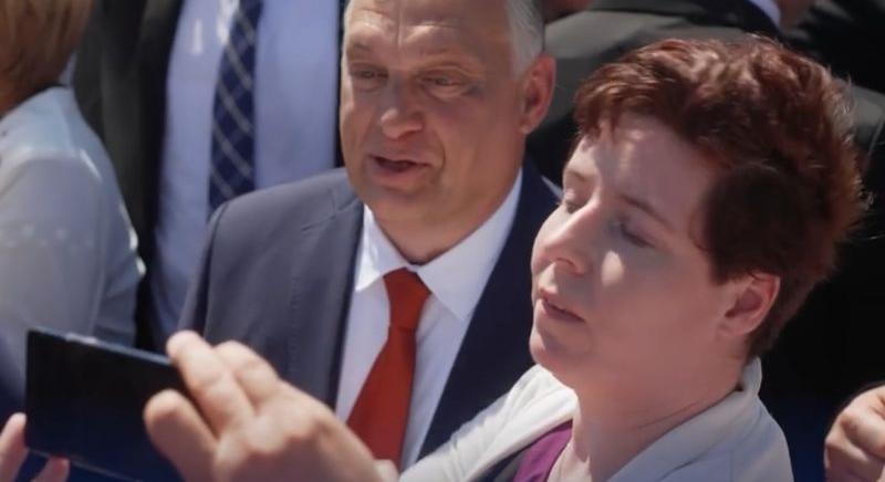 Orbánt kézről-kézre adták a rajongók: idősekkel és gyerekekkel is pózolt, aláírást osztott