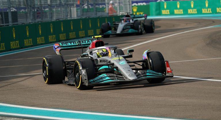 Az FIA utasította a Mercedest, hogy Russell adja fel a pozícióját Hamiltonnal szemben