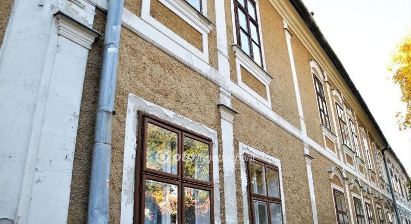 Felújítva vagy anélkül is kérhető Kőszeg egyik klasszikus lakása - fotók