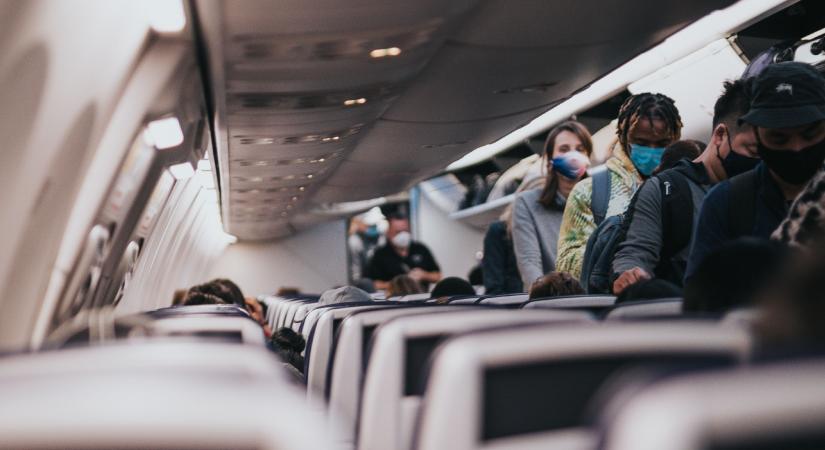 Az Olaszországból induló repülőkön továbbra is kell maszk