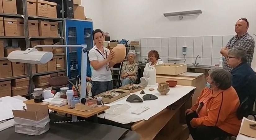 A régészek bőrébe bújhattak a látogatók a múzeumok világnapján Komáromban (videó)