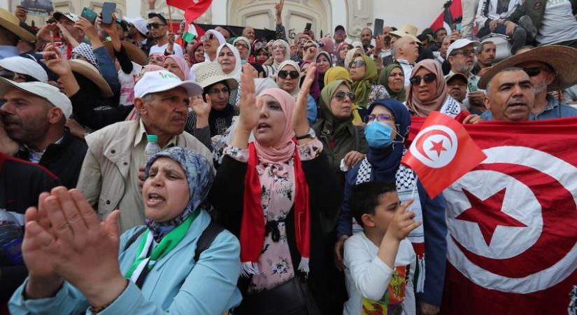 Több ezren tüntettek Tunézia fővárosában