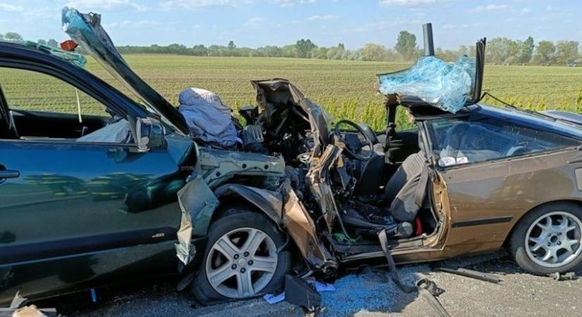 Ketten haltak meg egy borzalmas balesetben Hevesnél: szinte összeolvadt a két autó