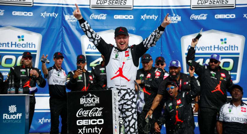 NASCAR: Michael Jordan cipőjében nyert Kurt Busch, Toyota-örömünnep Kansasben
