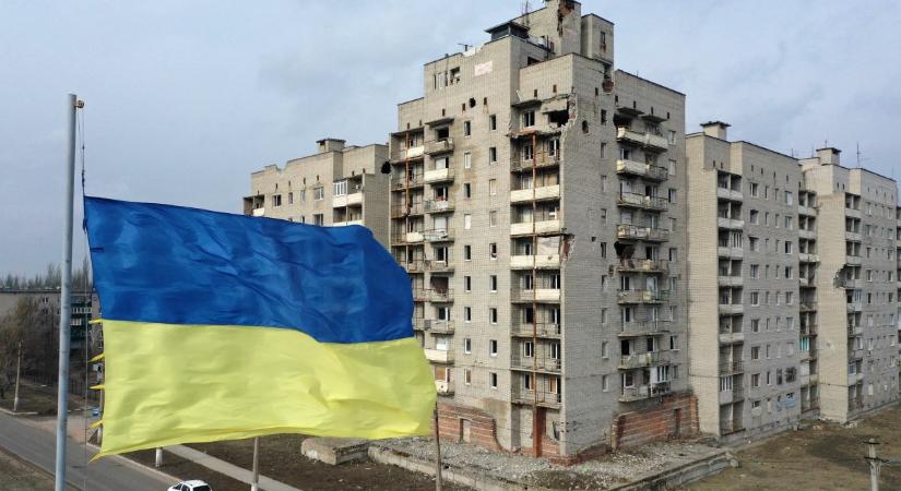 Háború: Zelenszkij szerint hiába próbálnak erőt mutogatni az oroszok, a Donbaszban marad az ukrán zászló