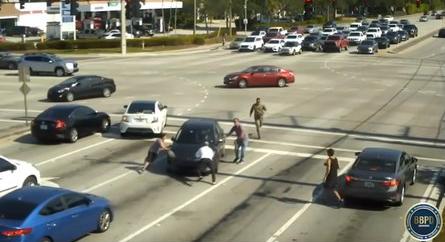 Videó: Rosszul lett a Mazda-sofőr a kereszteződésben, a többi autós segített megállítani az autót