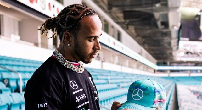 Az FIA-elnöke: Nem engedhetjük meg, hogy Hamilton ékszert viseljen, mindenkire érvényes a szabály