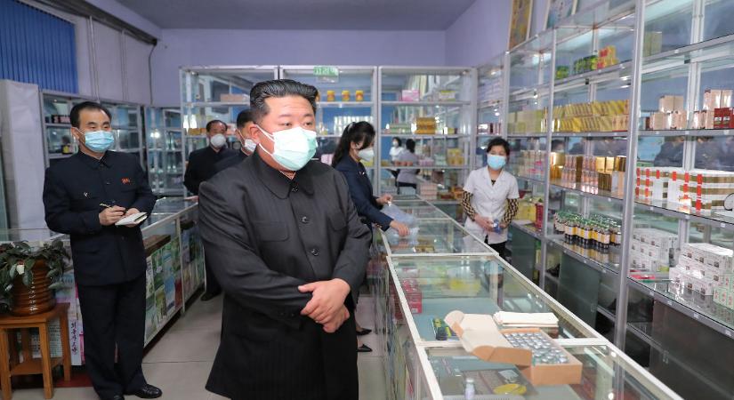 Kim Dzsongun kiakadt, hogy a koronavírus elleni gyógyszerek nem jutnak el az észak-koreai emberekhez