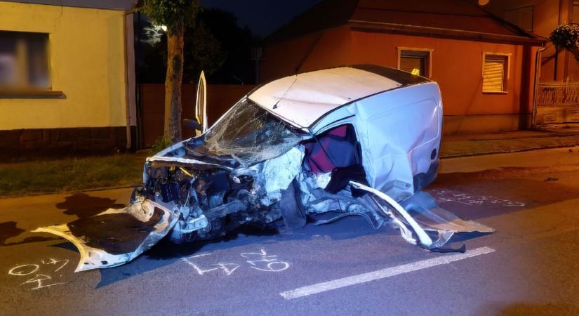 Fának hajtott egy autós Nagykanizsán, a sofőr súlyosan megsérült