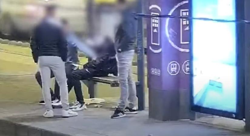 Kifosztottak egy férfit az Oktogonnál lévő villamosmegállóban – videó