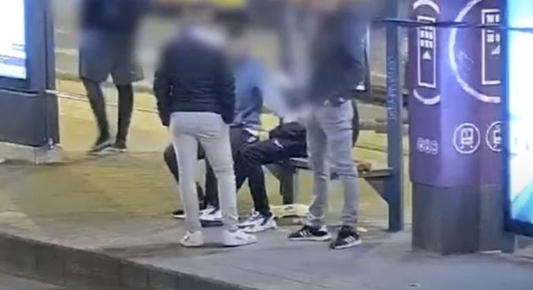 Videón, ahogy kifosztottak egy alvó férfit a 4-6-os megállójában