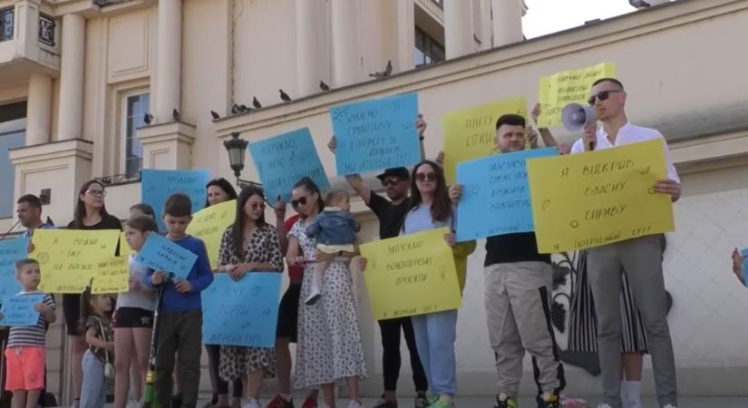 A férfiakat Ukrajnában maradásra felszólító akciót tartottak Ungváron
