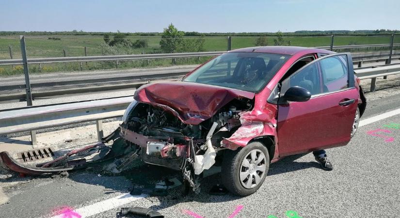 Teljesen lezárták az M86-os utat baleset miatt Vátnál - fotók