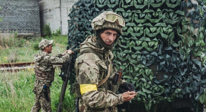 Így pózolnak az ukrán katonák az orosz határon, miután visszaszorították az ellenséges csapatokat Harkivból: a NATO főtitkára szerint Ukrajna megnyerheti a háborút