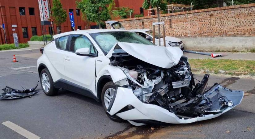 Szétszakadt a Toyota eleje, az ütközés miatt szétfolyt a lakásfelújításhoz vett festék is az autóban