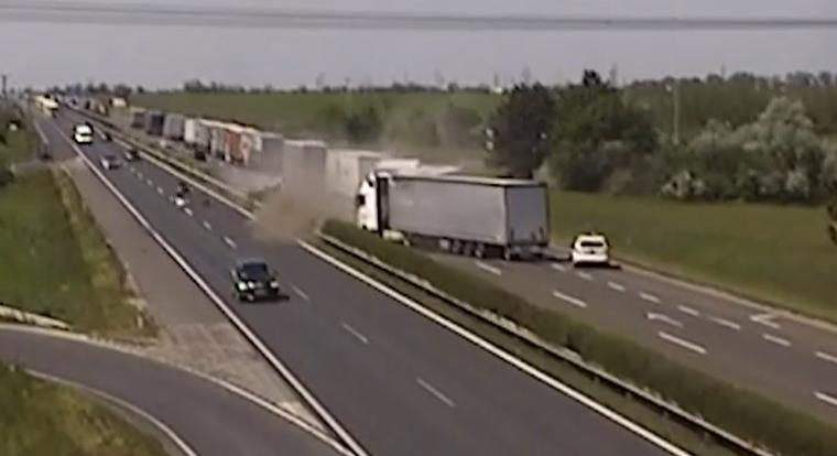 Videón, ahogy álló sorba csapódik egy kamionos az M1-es autópályán