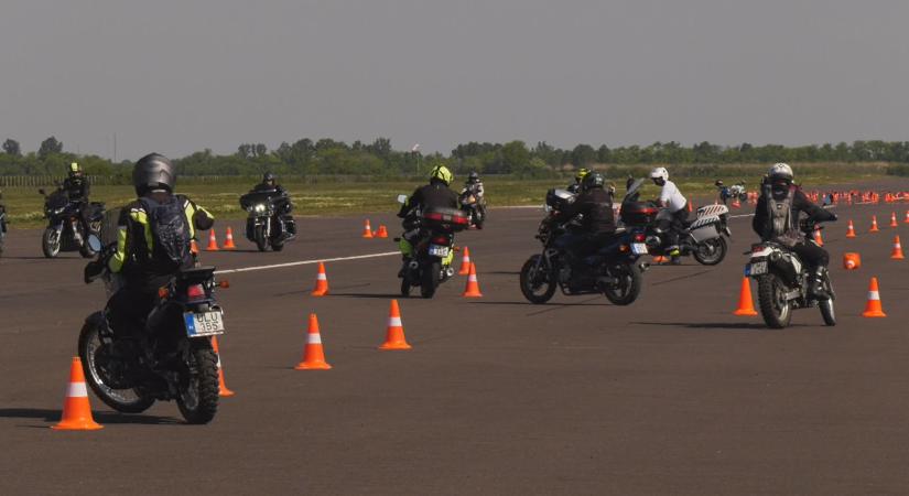 Motoros tréninget tartottak a békéscsabai repülőtéren