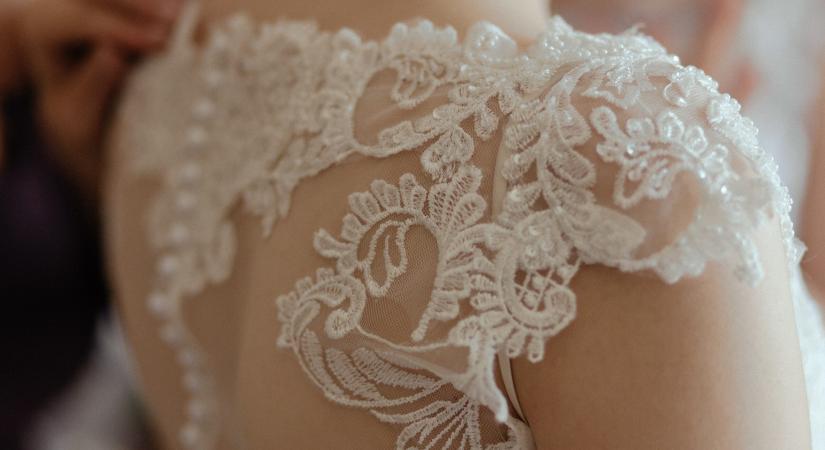 „Ízléstelen”, és „inkább a hálóba való” – kiakadtak a kommentelők egy divattervező szexi esküvői ruháján