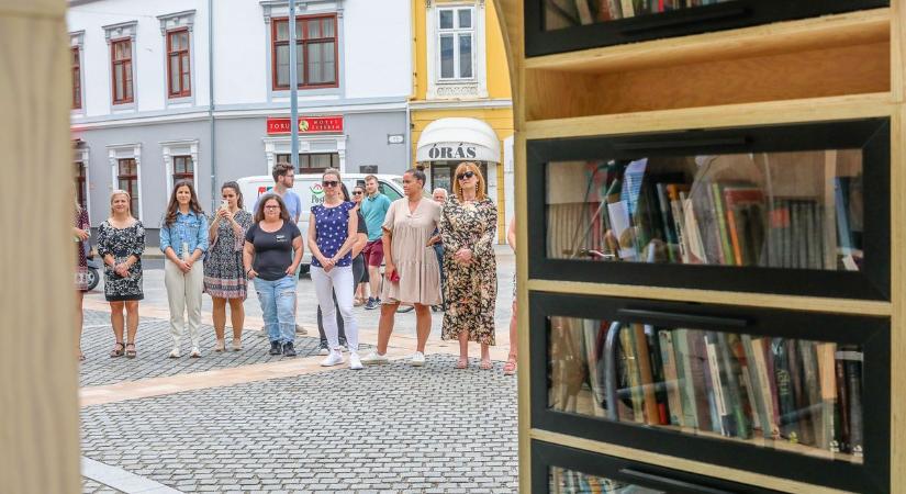 Új élet régi olvasmányainknak – Könyvcsere-pont létesült Szombathelyen a Városháza előtt - fotók