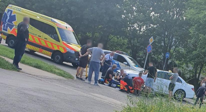 Motoros és személyautó ütközött Veszprémben