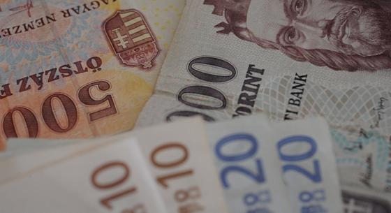 Fél óra alatt esett egy nagyot a forint, 389-nél jár az euróárfolyam