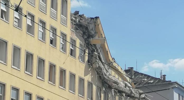 Leomlott két szint egy budapesti épületből, több autó megrongálódott