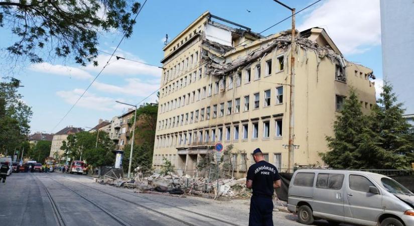 Leomlott két emelet egy bontás alatt álló épületből, keresőkutyákkal keresték a sérülteket