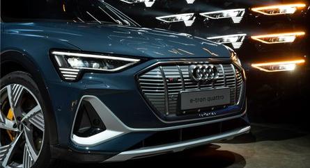 Digitális fények és animációk: az Audi új fényszórói a jövőbe látnak