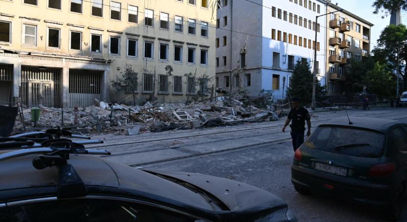Több autó megrongálódott, amikor leomlott egy épület homlokzati része Budapesten, a Böszörményi úton