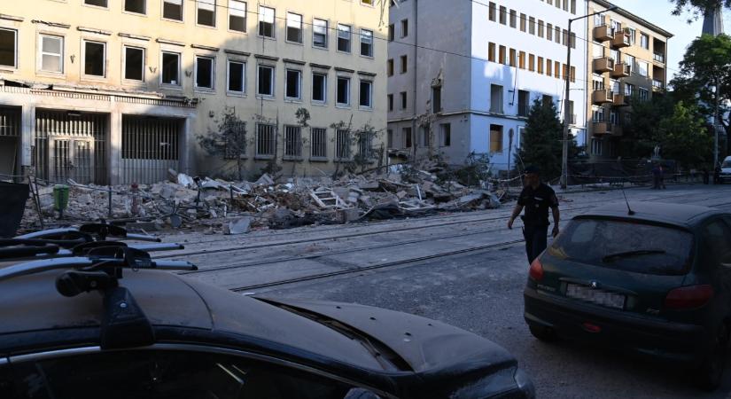 Sokkoló: utcára dőlt egy bontás alatt álló épület Budapesten