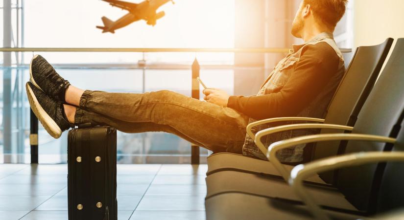 Újabb covid-szabályozást törölnek el a reptereken és a repülőgépeken