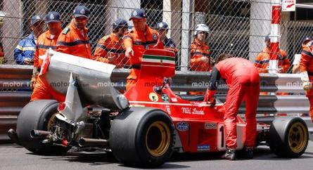 Fékhiba miatt törte össze Charles Leclerc Niki Lauda egykori F1-es Ferrariját Monacóban