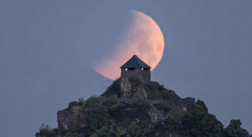 Fotókon és videón a hajnali teljes holdfogyatkozás