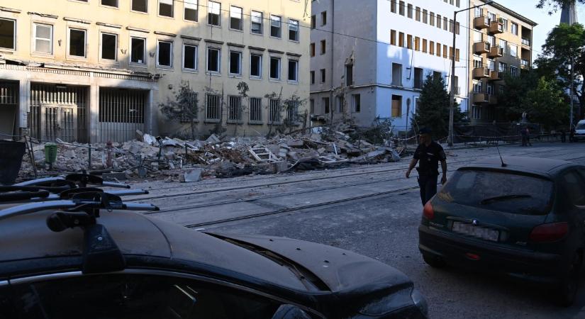 Több autó megrongálódott egy budapesti épület bontása közben (KÉPEK)