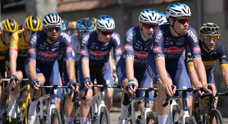 Giro d'Italia hírek: a WorldTeam licencre hajt az Alpecin, Lopez őrzi a rózsaszín trikót, Pescarából rajol a tizedik etap