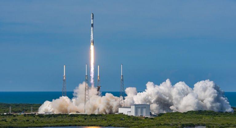 Precíziós leszállást hajtott végre a SpaceX rakétája egy tengeren lebegő drónhajóra