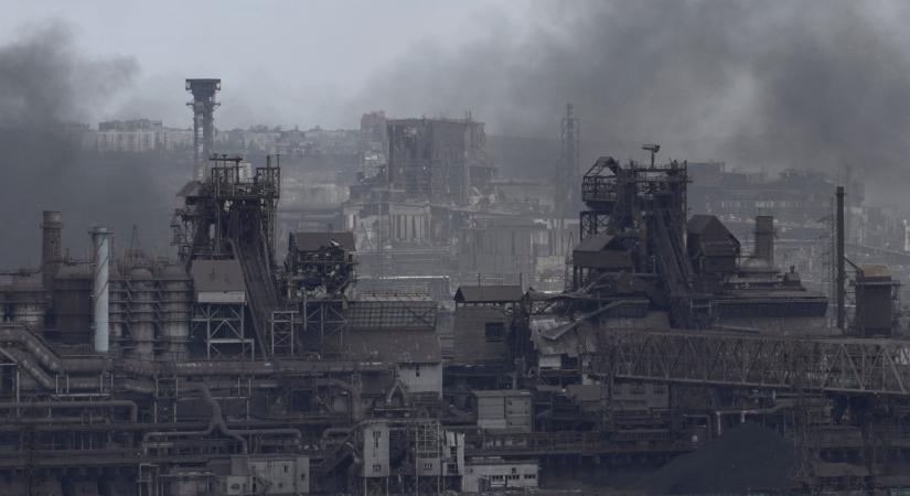 Több száz ukrán katonát menekítettek ki az Azovsztal gyárból