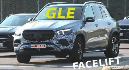Álcázott GLE-osztályú Mercedes tesztjéről készült kémvideó