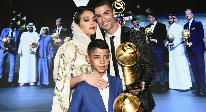 Cristiano Ronaldo és a fia fotóval illusztrálták, hogy kockás hasban is teljesen egyformák