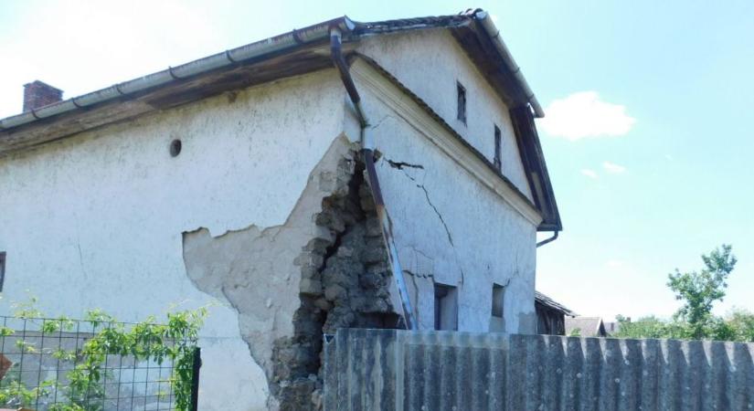 Lakhatatlanná tett egy kunmadarasi házat egy megdőlt fal